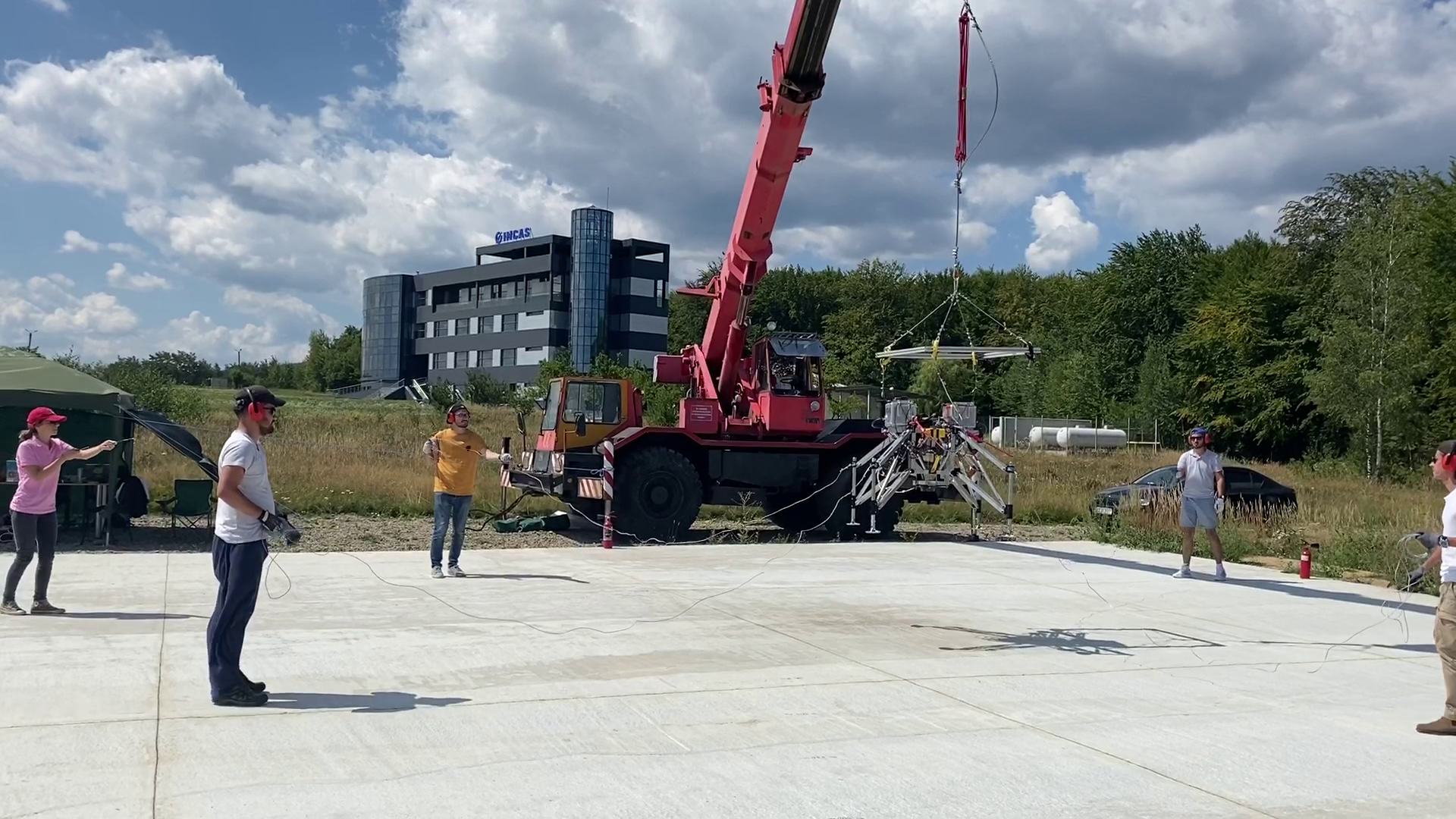 ESA has helped Romania’s National Institute for Aerospace Research, INCAS, to perform vertical takeoff, short hovering and landing manoeuvres using a small-scale flight demonstrator.